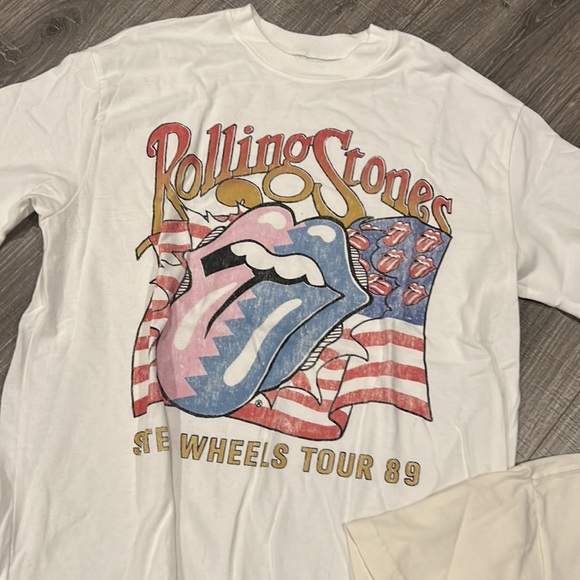 Abercrombie and Fitch tees. Size xs and small - Picture 4 of 7